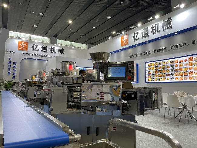 Guangzhou Yitong Chicken rolls Machine Factory: What are the cost considerations for purchasing commercial large-scale Chicken rolls machines?
