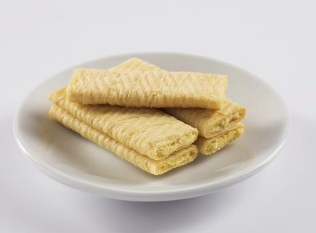 How does the fully automatic egg roll machine improve production efficiency?